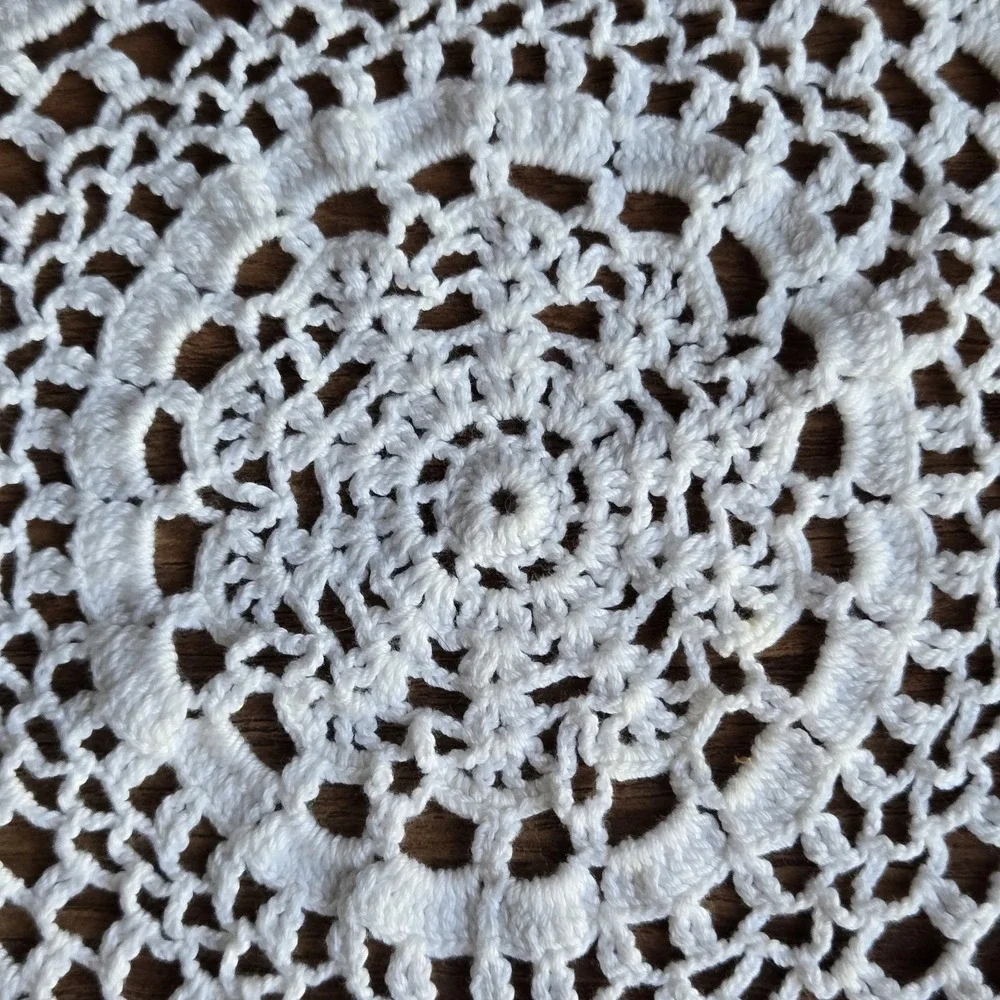 Vintage Hand Crocheted White Lace Doily Round 8.5″ Table Dresser Decor‎